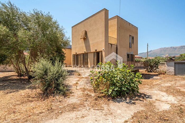 Casa con 6 locali in vendita in Via Giummari, Carini