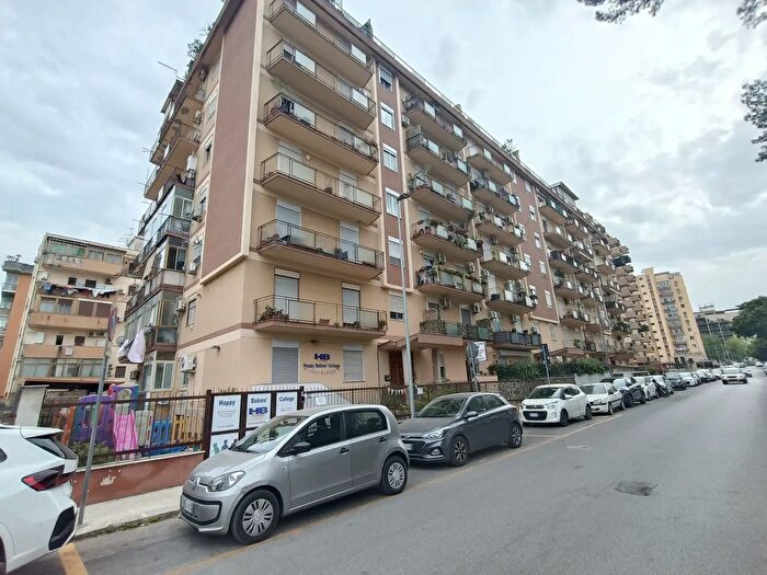 Appartamento con 6 locali in vendita in Via Giuseppe Ingegneros, Palermo
