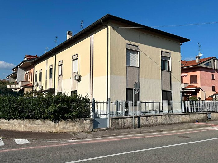 Appartamento trilocale in vendita in Via Roma, Liscate