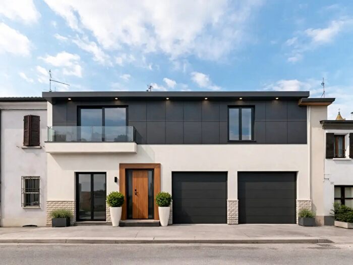 Casa con 5 locali in vendita in Via Castiglione, Cesena