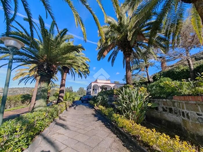 Casa con 14 locali in vendita in Via Strigari, Pozzuoli