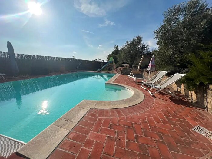 Casa con 8 locali in vendita in Cerreto Guidi
