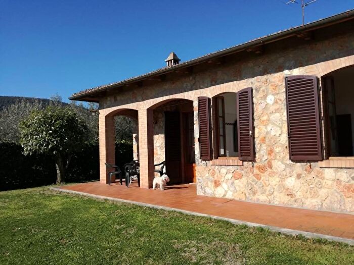 Casa con 6 locali in vendita in Sovicille