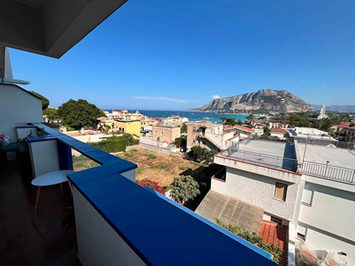 Casa quadrilocale in affitto in Via Pindaro, Mondello Valdesi, Palermo