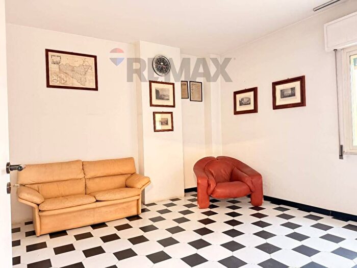 Appartamento quadrilocale in affitto in Via Imperatore Federico, Fiera, Palermo