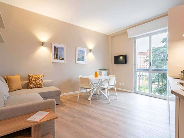 Appartamento trilocale in affitto in Piazza Pietro Frattini, Giambellino, Milano