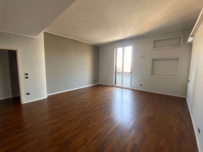 Appartamento con 5 locali in affitto in Via Cernaia, Turati, Milano