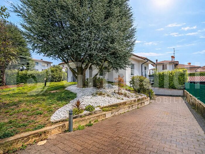 Casa quadrilocale in vendita in Via Segrino, Camparada