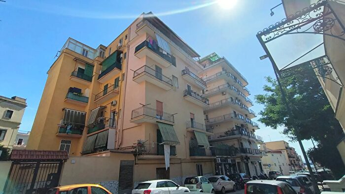 Appartamento trilocale in vendita in Via Lucio Silla, Napoli