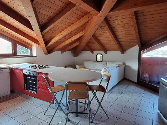 Casa bilocale in affitto in Centro, Barzanò