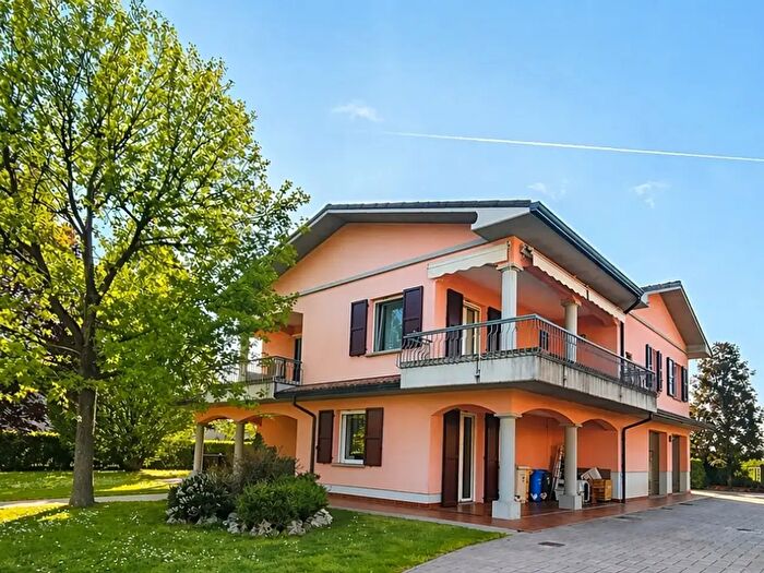 Casa con 10 locali in vendita in Via del Quattro, Forli