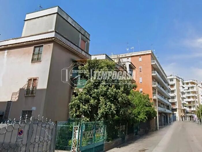 Appartamento con 6 locali in vendita in Via Carlo De Marco, Napoli