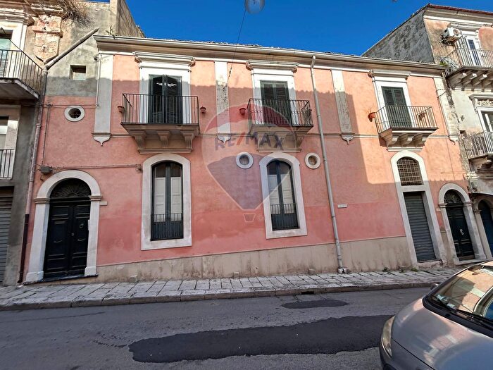 Casa con 19 locali in vendita in Via Giombattista Odierna, Ragusa