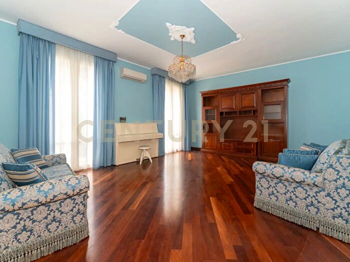 Appartamento con 6 locali in vendita in Via Epicarmo, Augusta