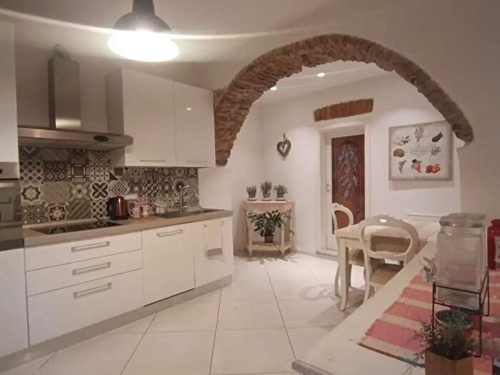 Casa con 5 locali in affitto in Massa