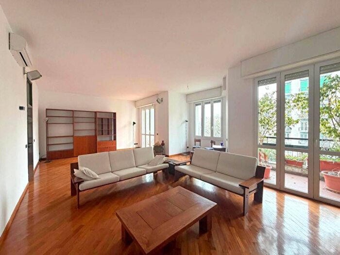 Appartamento con 5 locali in affitto in Via dei Pellegrini, Quadronno Crocetta, Milano