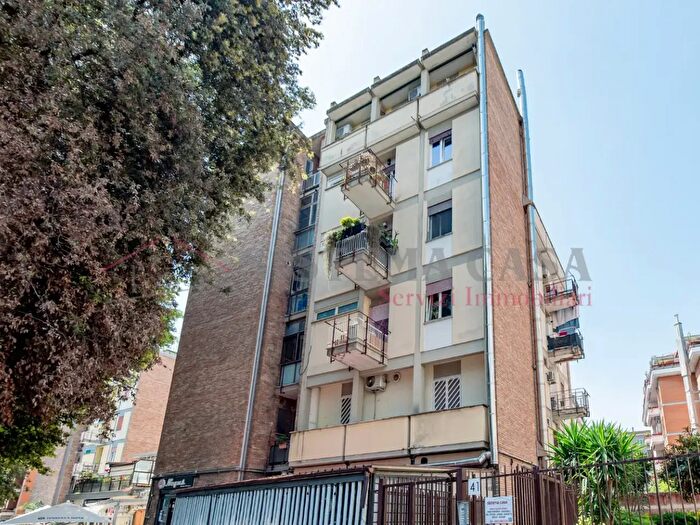 Appartamento trilocale in affitto in Via delle Fiamme Gialle, Roma