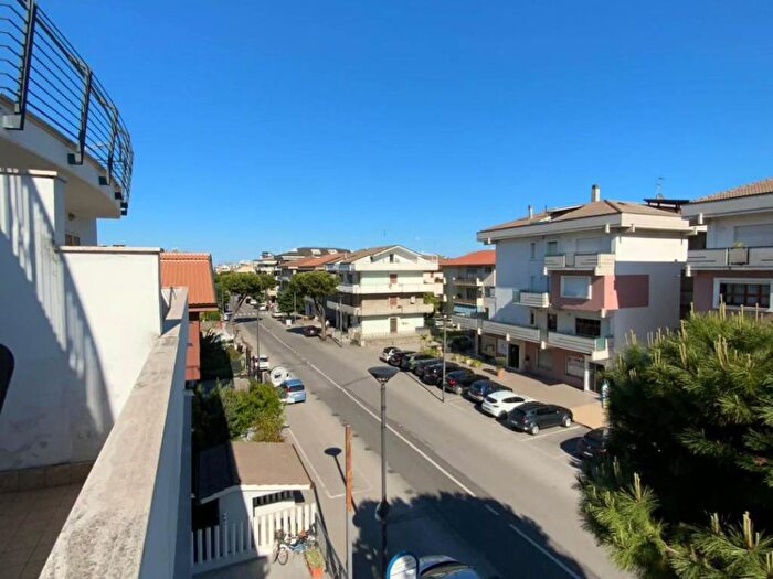 Appartamento trilocale in affitto in Viale Giuseppe Mazzini, Centro, Alba Adriatica