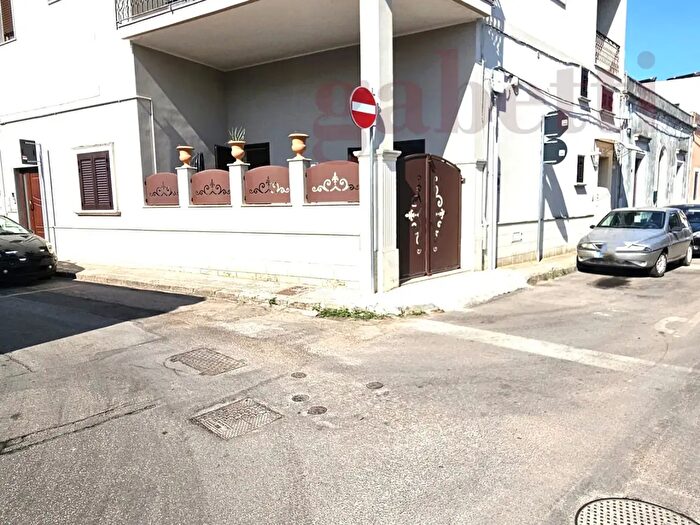 Appartamento con 7 locali in vendita in Via Amatore Sciesa Ang Via Maroncelli, Copertino