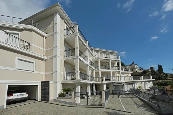 Appartamento trilocale in vendita in Via a Solva, Alassio