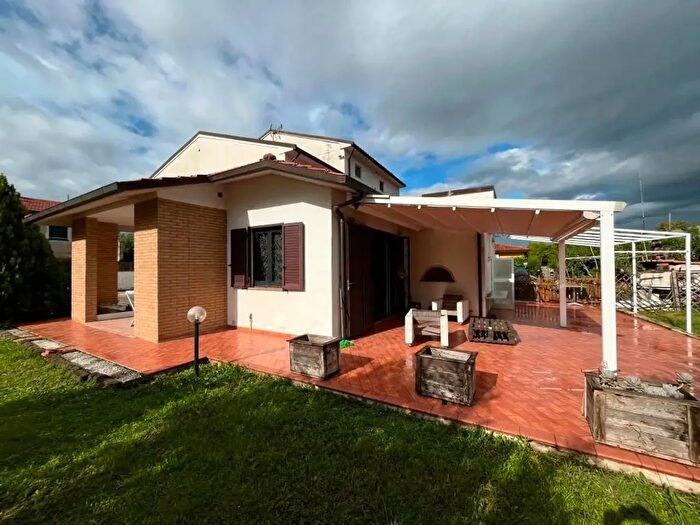 Casa con 5 locali in vendita in Cascina