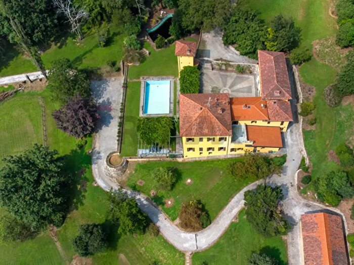 Casa con 20 locali in vendita in Via Splee, Pombia