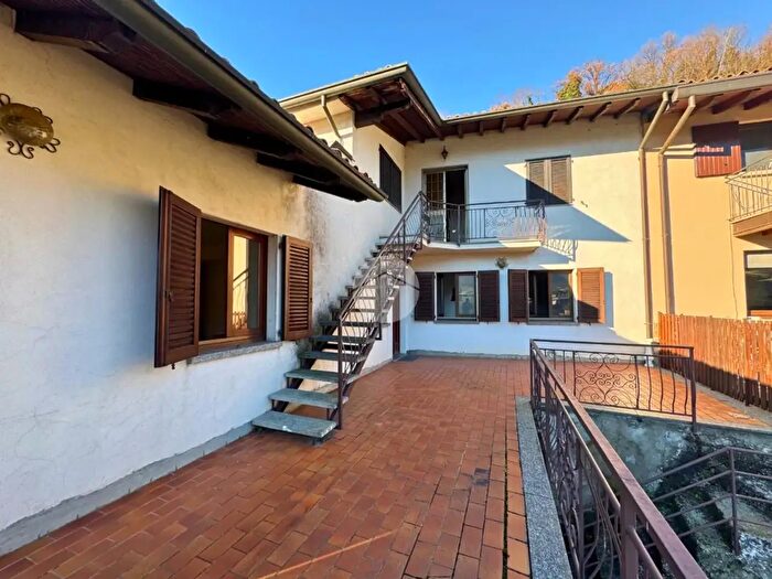 Appartamento trilocale in vendita in Via Gazzenda, Adrara San Martino