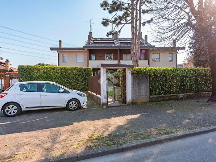 Casa quadrilocale in vendita in Viale dei Tigli, Arese