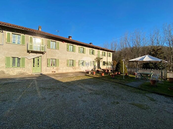 Casa con 10 locali in vendita in Via Case Sparse, Azzano DAsti