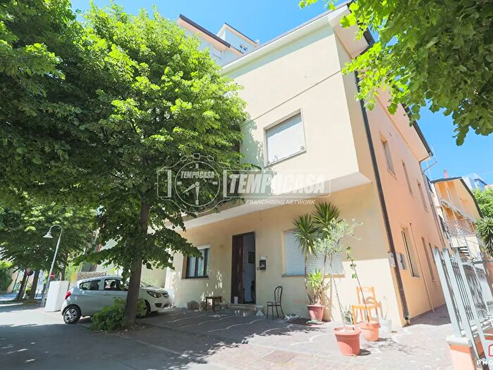 Appartamento con 8 locali in vendita in Via Giuseppe Verdi, Gabicce Mare