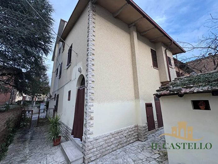 Casa trilocale in vendita in Via Indipendenza, Castiglione Del Lago