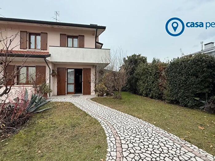 Casa trilocale in vendita in Via Emilia, Solesino