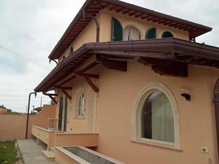 Casa con 10 locali in vendita in Camaiore