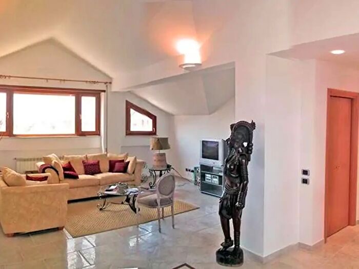 Appartamento con 5 locali in vendita in Via Luigi Lilio, Roma