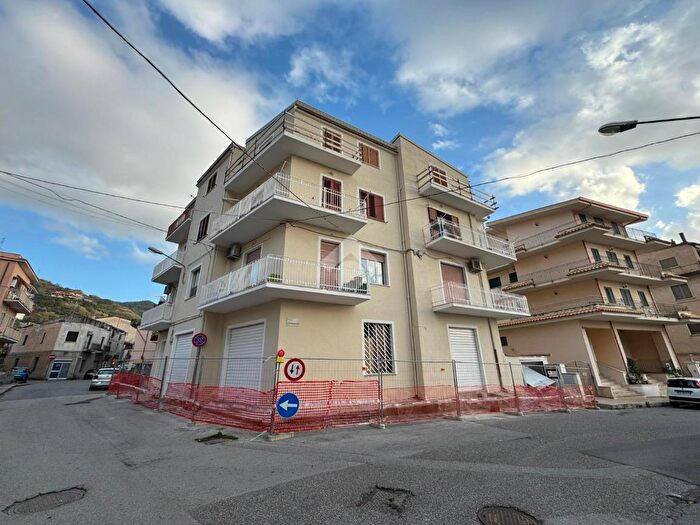 Appartamento trilocale in vendita in Via Elisabetta Noto, Amantea