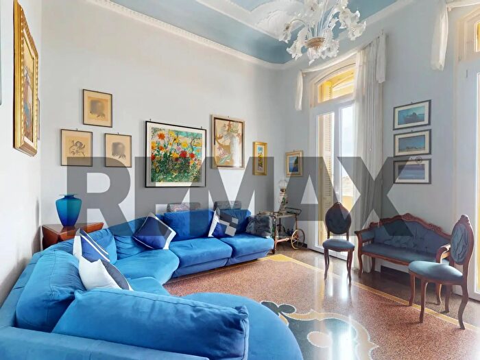 Appartamento con 6 locali in vendita in Via Loano B, Genova