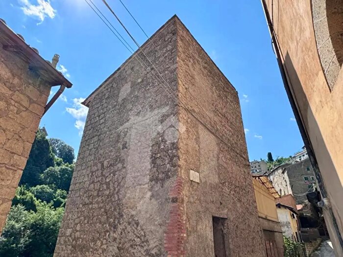 Casa quadrilocale in vendita in Via Piave, Caprarola