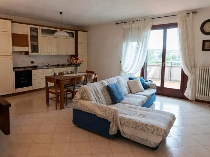 Appartamento trilocale in vendita in Viale Cristoforo Colombo, Camaiore