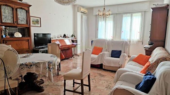 Appartamento con 6 locali in vendita in Via Carlo Cattaneo, Fano