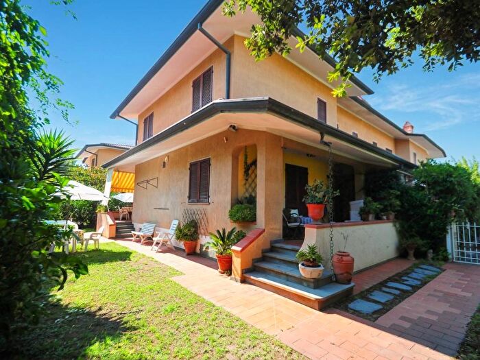 Casa quadrilocale in affitto in Pietrasanta