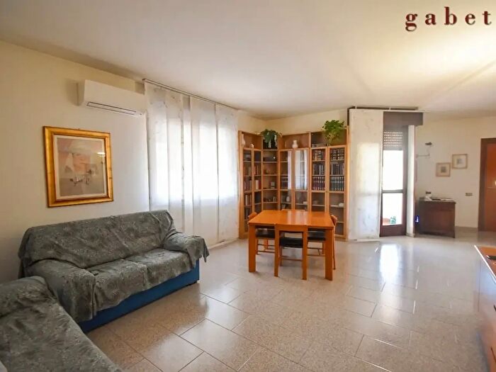 Appartamento trilocale in vendita in Via XXIV Maggio, Magenta