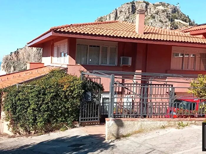 Casa con 5 locali in vendita in Via H, Cefalu
