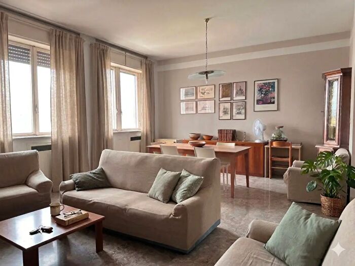 Appartamento con 5 locali in vendita in Viale Antonio Silvani, Bologna