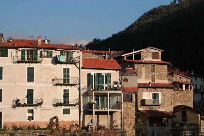 Appartamento trilocale in vendita in Via Liberale, Isolabona