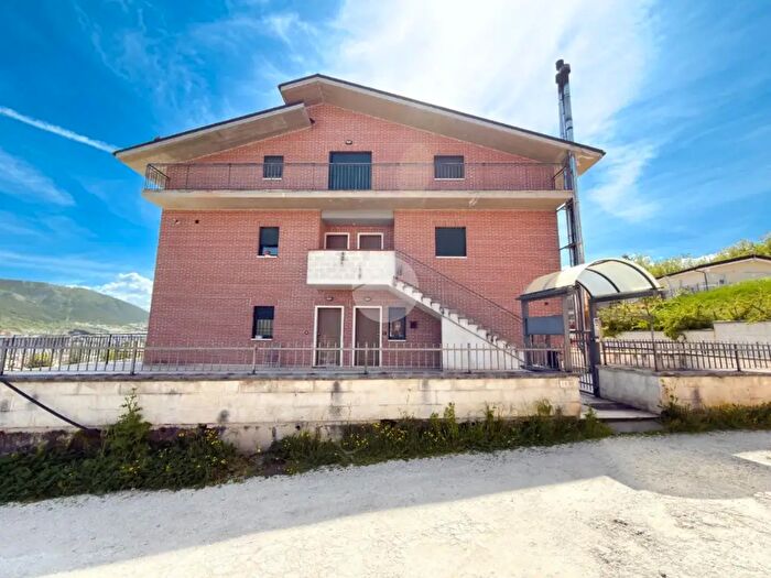 Appartamento trilocale in vendita in Via di Preturo, LAquila