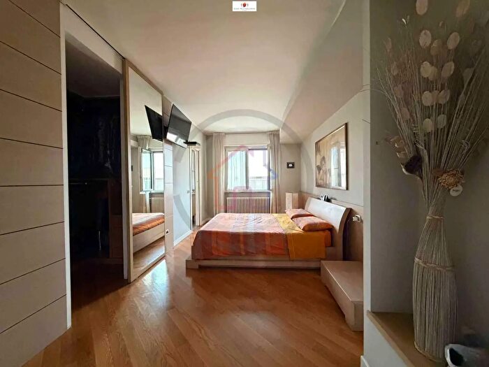 Appartamento trilocale in vendita in Biassono