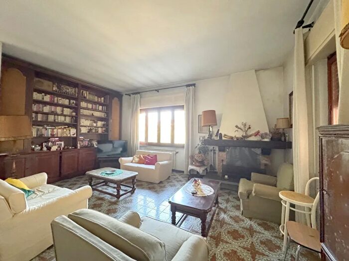 Casa con 8 locali in vendita in Viareggio