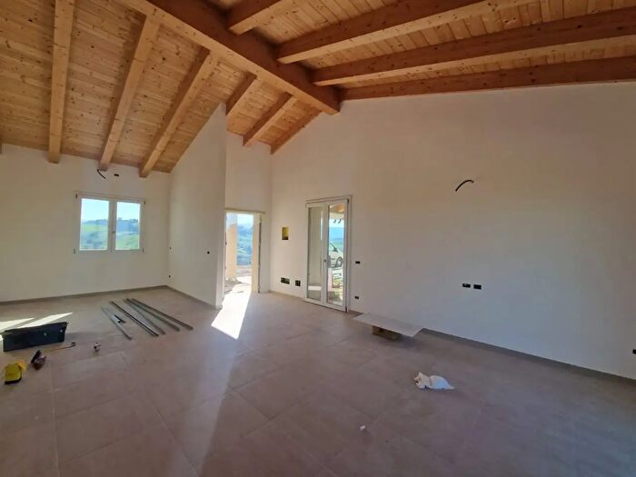 Casa con 9 locali in vendita in Collina, Tolentino