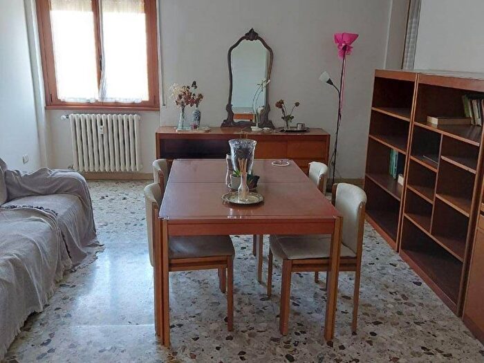 Appartamento trilocale in affitto in Piazza Tirana, Giambellino, Milano