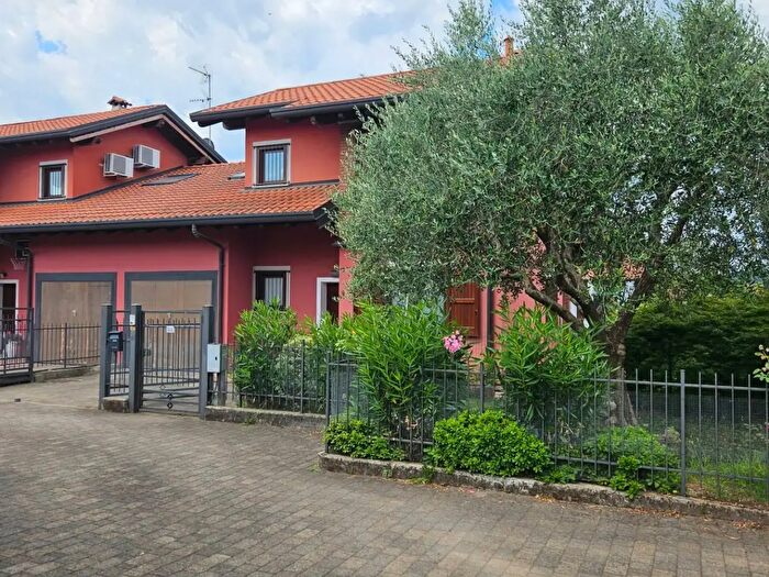 Casa quadrilocale in vendita in Via Brera d, Varallo Pombia